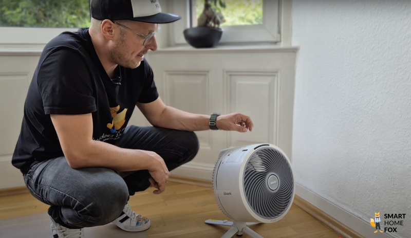 Der Shark FlexBreeze Pro Mist steht im Test bei Smart-Home-Fox auf dem Boden